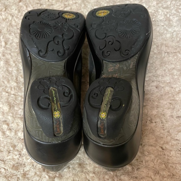 Jambu Embossed Leather Comfort Sport Wedge Design Black and Green Slip-On EUC! - Picture 3 of 11